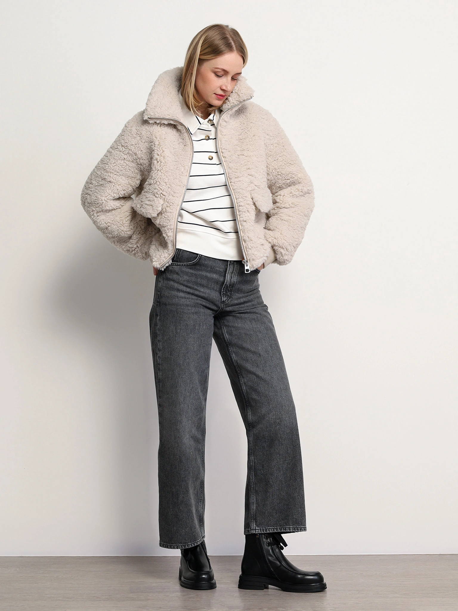 Куртка укороченная светло-серого цвета